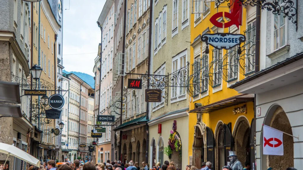 🚕 Taxi Alps Flachau - Die Getreidegasse: Shopping und Tradition vereint.